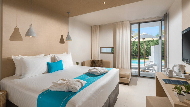 Casual Room with Private Pool